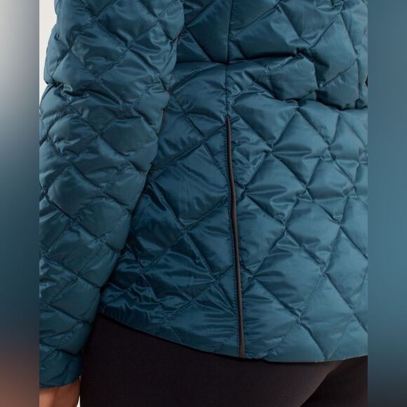 Lululemon Run: Turn Around Jacket in Alberta Lake / Black - Picture 14 of 16